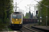 186 166-5 der Euro Cargo Rail kommt mit einem Schrottzug aus Köln-Kalk(D) nach Genk-Goederen(B) und kommt aus Richtung Mönchengladbach-Hbf,Rheydt-Hbf,Wickrath,Beckrath,Herrath und fährt durch Erkelenz in Richtung Baal,Hückelhoven-Baal,Brachelen,Lindern,Süggerrath,Geilenkirchen,Frelenberg,Zweibrüggen,Übach-Palenberg,Rimburg,Finkenrath,Hofstadt,Herzogenrath, Kohlscheid,Richterich,Laurensberg,Aachen-West. 
Aufgenommen vom Bahnsteig 1 in Erkelenz. 
Bei Wolken am Nachmittag vom 12.4.2017.