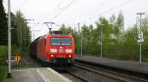 185 042-9 DB kommt mit einem Audi-VW-Skoda-Zug aus Osnabrück nach Kortenberg-Goederen(B) und kommt aus Richtung Mönchengladbach-Hbf,Rheydt-Hbf,Wickrath,Beckrath,Herrath und fährt durch Erkelenz in Richtung Baal,Hückelhoven-Baal,Brachelen,Lindern,Süggerrath,Geilenkirchen,Frelenberg,Zweibrüggen,Übach-Palenberg,Rimburg,Finkenrath,Hofstadt,Herzogenrath, Kohlscheid,Richterich,Laurensberg,Aachen-West. 
Aufgenommen vom Bahnsteig 1 in Erkelenz. 
Bei Wolken am Nachmittag vom 12.4.2017.