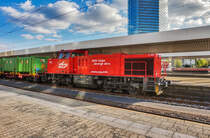 275 506-4 von AVG Cargo hält am 6.4.2017 mit einem Müllzug in Mannheim Hbf.