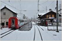 RE1128/GEX903 nützt die volle Perronlänge aus in Preda. Foto aus dem letzten Wagen des RE1141. (27.04.2017)