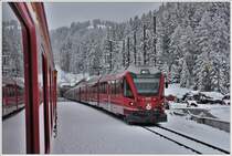 Kreuzung mit RE1128/GEX903 mit Abe 8/12 3510 in Preda. (27.04.2017)