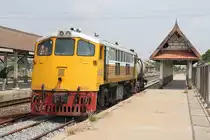 Brandschutzzug für den Dampfsonderzug 902 nach Bangkok mit GEK 4040 (Co'Co', de, General Electric, Bj.1963, Fab.Nr. 34889) und บ.ท.ค.126021 (บ.ท.ค. =B.O.T./Bogie Oil Tank Wagon) am 26.März 2017 im Bf. Ayutthaya.