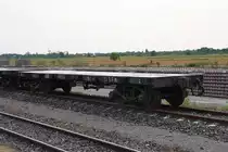 บ.ข.ถ.173 (บ.ข.ถ. = B.F.W./Bogie Flat Wagon) und 3 weiter B.F.W. am 24.März 2017 im Bf. Klong Sip Kao. Die Wagen der Bauart BFW, Nr. 71 - 255 sind amerikanischer Herkunft und wurden von 1947-1951 gebaut.