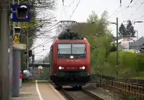 482 021-3 von SBB-Cargo kommt als Lokzug aus Mönchengladbach-Hbf nach Aachen-West  und fährt die Kohlscheider-Rampe hoch aus Richtung Herzogenrath und fährt durch Kohlscheid in Richtung Richterich,Laurensberg,Aachen-West. 
Aufgenommen von Bahnsteig 2 in Kohlscheid. 
Bei Wolken am Nachmittag vom 12.4.2017.  