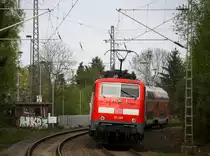 Ein Nachschuss von der 111 129 DB schiebt den RE4 aus Aachen-Hbf nach Düsseldorf-Hbf und kommt aus Richtung Aachen-Hbf,Aachen-Schanz,Aachen-West,Laurensberg,Richterich,Kohlscheid,Herzogenrath,Palenberg,Zweibrüggen,Frelenberg,Geilenkirchen,Süggerrath,Lindern,Brachelen,Hückelhoven-Baal,Baal und hält in Erkelenz und fährt dann weiter in Richtung Herrath,Beckrath,Wickrath,Rheydt-Hbf,Mönchengladbach-Hbf. Aufgenommen vom Bahnsteig 1 in Erkelenz. 
Bei schönem Sonnenschein und Wolken am Nachmittag vom 13.4.2017.