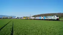 Die BLS Cargo BR 186 108-7 verkehrte zusammen mit der BR 186 251-5 vor dem 40379 ICF UKV, welcher von Gent-Sint-Pieters nach Mortara geführt wird.
Hier auf der Fahrt bei Herzogenbuchsee.