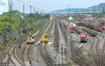 Blick von der Brücke der Rothofstraße auf den Rangierbahnhof Würzburg-Zell am 12.8.09 (Bild 2 v.3): 290 519 machte in der Mitte der Gleisanlagen eine Rangierpause.