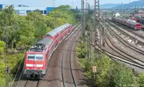 Blick von der Brücke der Rothofstraße auf den Rangierbahnhof Würzburg-Zell am 12.8.09 (Bild 1 v.3): 111 205 fuhr mit einer interessanten RE-Garnitur aus Frankfurt (Main) am Westrand des Gleisfelds entlang.