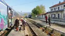Bahnhof Strimon (Strymonas-Στρυμώνας) - Makedonien - Griechenland

Zug 600/360 aus Thessaloniki fährt 9:06 Uhr weiter nach Alexandroupolis. 
Auf anderem Bahnsteig warten 2 Wagen nach Sofia.

(Aufnahme: 01.04.2017 - 8:51 Uhr)