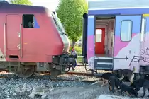 Bahnhof Strimon (Strymonas-Στρυμώνας) - Makedonien - Griechenland 
Die beiden Kurswagen nach Sofia bekommen für die Fahrt vom griechischen Bf Strimon zum bulgarischen Grenzbahnhof Kulata eine neue Lok (220 03 1). 

Ein Bahnarbeiter macht sich an die Arbeit. 
Daneben auf dem Bahnsteig verspeisen freilaufende Hunde gierig das von Fahrgästen mitgebrachte Dosenfutter.

(Aufnahme: 01.04.2017 - 8:11 Uhr)