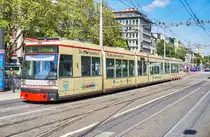 Der rnv-Tramwagen 1042  100 Jahre Rhein-Haardtbahn , fährt kurz vor der Haltestelle Mannheim Hauptbahnhof vorüber.
Unterwegs war die Garnitur auf der Linie 1 (MA-Rheinau, Bahnhof - Schönau, Endstelle).
Aufgenommen am 20.4.2017.