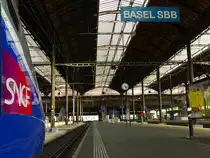 Trotz, dass die SNCF ihren eigenen Bahnhofsteil - Basel SNCF - hat, halten die meisten Züge im Bahnhof Basel SBB. So wie TGV 9222 (Zürich HB - Paris Gare de Lyon) bei seinem Richtungswechsel in der Stadt am Rhein. (Danek für die Verbesserung Oli!)

Basel SBB, 08. Mai 2016