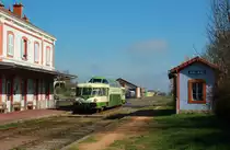 X 4208 der Agrivap fährt am 07.04.2017 im Bahnhof Arlanc ein. Bis hier verläuft die Strecke in der Ebene, kurz hinter Arlanc (595 m) beginnt der beeindruckende Anstieg durch eine enge Schlucht hinauf auf die Hochebene von La-Chaise-Dieu (1.082 m), das nach 25 Streckenkilometern erreicht wird.