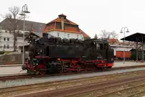 Nachdem 99 1734 am 04.04.2016 ihren Planzug P 5002 im Bahnhof Dippoldiswalde abgeliefert und am Wasserkran ihren Durst gelöscht hat, ist sie jetzt auf Umsetzfahrt, um den Zug, jetzt als P 5003, für die Rückfahrt nach Freital-Hainsberg zu übernehmen.(Bild 2)