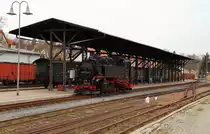 Nachdem 99 1734 am 04.04.2016 ihren Planzug P 5002 im Bahnhof Dippoldiswalde abgeliefert und am Wasserkran ihren Durst gelöscht hat, ist sie jetzt auf Umsetzfahrt, um den Zug, jetzt als P 5003, für die Rückfahrt nach Freital-Hainsberg zu übernehmen.(Bild 3) Sehr schön ist hier auch die original rekonstruierte, historische Bahnsteigüberdachung zu sehen.