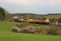 233 493-6 fuhr am 29.04.17 mit einem Bauzug durch Jößnitz/V. nach Schönberg/V.