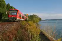 Kurz nach der Abfahrt im Bahnhof �berlingen-Therme fahren der aus Friedrichshafen kommende 650 111 und zwei weitere Regioshuttle am 10.09.2016 als RB 22772 den Bodensee entlang nach Radolfzell.
