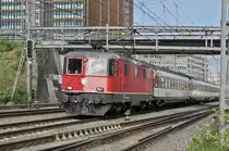 Re 4/4 II 11181 durchfährt den Bahnhof Muttenz. Die Aufnahme stammt vom 13.04.2017.