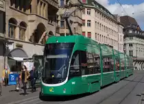 BVB: Be 6/8 5033 Flexity der Linie 14 auf dem Rathausplatz am 5. Mai 2017.
Foto: Walter Ruetsch