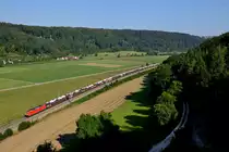 Am 10. September 2016 zog 185 170 den GA 47906 durch das beschauliche Altmühltal. Bei Breitenfurt gelang diese Aufnahme von einem erhöhten Standpunkt. Im Hintergrund kann man die Ortschaft Schernfeld erkennen.