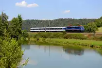 Am 10 September 2016 wurden zwei NX Reisezugwagen für den Meridian Ersatzverkehr von Dessau nach München überführt. Dabei kam die 110 469 zum Einsatz. Der unter der Bezeichnung DLr 01309 verkehrenden Leistung wurde bei Pappenheim aufgelauert. Die erhoffte Spiegelung machte ein springender Karpfen zunichte, der Busch fiel mir erst nachträglich auf - trotzdem bin ich froh, diese seltene Leistung dokumentiert zu haben, zumal ein Sonnenbild bei aufziehender Bewölkung Glückssache war....