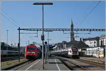Fernverkehr in Konstanz: die DB 101 451-1 wartet mit ihrem IC 2006 auf Gleis 3 auf die Abfahrt, während auf Gleis 1 der SBB RABe 511 von Zürich eingetroffen ist und als IR 2114 in Kürze zurück fährt.
22. April 2017
