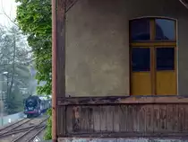 Balkon mit Bahnblick. Wo andere nur an den Lärm denken, kommen Bahnfans ins Schwärmen. 03 2155-4 rangiert mit dem Sonderzug aus Berlin. Wolsztyn, 29.4.2017