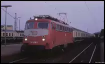 110508 mit einem blau - beigen D-Zug aus Amsterdam war am 26.8.1990 hier in Minden um 20.19 Uhr auf dem Weg nach Hannover.