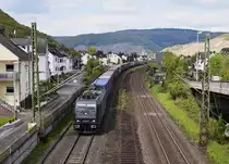 Die an SBB Cargo International vermietete MRCE 185 570 ist mit einem KLV-Zug am 29.04.17 auf der rechten Rheinstrecke in Osterspai nordwärts unterwegs.