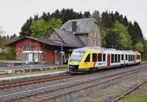 HLB VT 262 (648 162/662) als RB 90 (61725)  Westerwald-Sieg-Bahn  Siegen Hbf - Westerburg hält am 28.04.17 im Bahnhof Langenhahn. 