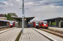 Links der 642 519, in der Mitte 642 007 mit 642 103 und rechts 643 012, am 19.4.2017 in Landau (Pfalz) Hbf.

642 519 war unterwegs als RB 12355 aus Pirmasens Hbf.
642 007 und 642 103 waren unterwegs als RE 12029 von Neustadt (Weinstr) Hbf nach Karlsruhe Hbf.
643 012 war unterwegs als RB 12412 von Karlsruhe Hbf nach Neustadt (Weinstr) Hbf.