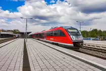 642 007 und 642 103 fahren als RE 12029, auf der Fahrt von Neustadt (Weinstr) Hbf nach Karlsruhe Hbf, aus Landau (Pfalz) Hbf aus.
Aufgenommen am 19.4.2017.