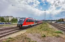 642 007 und 642 103 fahren als RE 12029, auf der Fahrt von Neustadt (Weinstr) Hbf nach Karlsruhe Hbf, aus Landau (Pfalz) Hbf aus.
Aufgenommen am 19.4.2017.