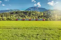 Ein 4024 fährt als S1 4260 (Lienz - Friesach) nahe Berg im Drautal vorüber.
Aufgenommen am 30.4.2017.