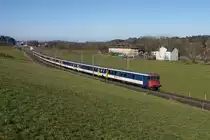 Der IR 2263 wurde am 19.02.2017 mit einer Ersatzkomposition geführt, an deren Spitze sich der Bt 50 85 82-33 984-4 befand. Das Foto wurde kurz vor Gossau SG aufgenommen.