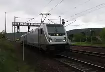 187 074-0 beschleunigt mit der 145 084-0 von der Rheincargo am 05.05.2017 aus Orlamünde. 
Noch eine kleine Anekdote zur Entstehung dieser Aufnahme. Ich wollte eigentlich eine Regionalbahn, war aber schon spät dran gewesen, in Orlamünde fotografieren aber diese war schon durch gewesen, ich sah nur noch diesen Lokzug am Hauptsignal stehen. Mit einem kleinem Sprint vom Auto zum Bü konnte ich ihn noch fotografieren.  Beim Blick durch den Sucher sah ich das es eine der neuen BR 187 war, da war die Freude groß gewesen da es meine erste Aufnahme dieser Baureihe war. 
Hier noch einen großen Dank und einen freundlichen Grüß an den Tf.