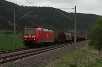 185 072-6 passiert am 05.05.2017 mit einem gemischten Güterzug die Ortslage von Etzelbach.