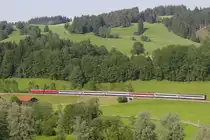 Im Tal der Oberen Argen f�hrt am 18.06.2012 EC 192 von M�nchen nach Z�rich an Oberthalhofen vorbei