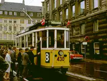 København / Kopenhagen Københavns Sporveje (KS): Am Wochenende dem 17. und dem 18. August 1968 konnte der Stadtteil Christianshavn sein 350jähriges Jubiläum feiern. Anlässlich des Jubiläums war ein Teil der (1965 eingestellten) SL 8 wiedererstanden. Auf dieser  Jubiläumslinie  waren am Samstag dem 17. die beiden KS-Museumstriebwagen 305 und 430 in Betrieb und zwar zwischen Rådhusplads (Studiestræde) und Christianshavn (Skånegade auf der Insel Amager wegen einer fehlenden Wendeschleife im Stadtteil Christianshavn). - Auf dem Bild hält der Tw 430 am 17. August in der Studiestræde. - Der Tw befindet sich heute in der Sammlung des Dänischen Straßenbahnmuseums (Sporvejsmuseet Skjoldenæshom). - Scan von einem Farbnegativ. Film: Kodak Kodacolor X Film.