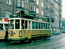 København / Kopenhagen Københavns Sporveje SL 8 (KS-Museumtriebwagen 305) Skånegade am 17. August 1968. - Zwei Tage fuhren KS-Museumstriebwagen auf der anlässlich des 350jährigen Jubiläums des Stadtviertels Christianshavn vorübergehend wiedererrichteten Straßenbahnlinie 8. Die beiden Endstationen dieser  Jubiläumslinie  waren Rådhusplads (Studiestræde) und Christianshavn (Skånegade, die nicht im Stadtteil Christianshavn (København K) liegt, sondern auf der Insel Amager (Amagerbro, København Sønderbro)); wegen fehlender Wendemöglichkeit im jubilierenden Stadtviertel musste die  Jubiläumslinie  ein bisschen verlängert werden. - Der Tw 305 befindet sich heute in der Sammlung des Dänischen Straßenbahnmuseums (Sporvejsmuseet Skjoldenæsholm). - Scan von einem Farbnegativ. Film: Kodak Kodacolor X Film.