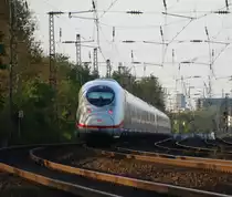 Aufgrund eines  Notarzteinsatzes am Gleis , war die Schnellfahrstrecke Köln-Rhein/Main gesperrt. Aus diesem Grund wurden alle Züge über die Rechte und Linke Rheinstrecke umgeleitet. So auch ICE 516 (München Hbf - Dortmund Hbf), der hier nördlich von Köln Eifeltor zu sehen ist.

Köln Eifeltor, 30. April 2017