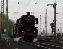 Pünktlich und doch zuspät. Genau nach Plan war 01 150 unterwegs auf dem Weg vom Eisenbahnmuseum Bochum-Dahlhausen zu ihrer Heimat nach Hanau. Und doch war sie zuspät unterwegs, denn die Sonne war schon hinter den Bäumen verschwunden.

Köln Eifeltor, 30. April 2017