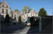 Ein Wagen der Linie 2 auf dem Place de l'Etape - zu beachten ist dieser oberleitungsfreie Abschnitt der Tram. 3.4.17.
