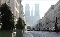 Straßenbahnbetrieb im Gegenlicht in der Rue Jeanne d'Arc, im Hintergrund die Kathedrale. 3.4.17.