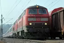 17.03.2017 Streckenabschnitt Uhingen 218 434-9

Dieses Bild entstand aus dem Elend heraus, das in beiden Richtungen die Signale  grün geschaltet waren, und ich den Güterzug,  von der 185 153-4 gezogen, fotografierte – und dann blieb nur noch eine 180° Drehung übrig – allerdings war ich auch hinter einer dort befindlichen Absperrung.