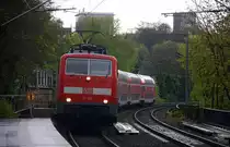 111 191 DB kommt mit dem RE4 von Dortmund-HBf nach Aachen-Hbf und kommt aus Richtung Rheydt,Wickrath,Beckrath,Herrath,Erkelenz,Baal,Hückelhoven-Baal,Brachelen,,Lindern,Süggerath,Geilenkirchen,Frelenberg,Zweibrüggen,Übach-Palenberg,Rimburg,Finkenrath,Hofstadt,Herzogenrath, Kohlscheid,Richterich,Laurensberg,Aachen-West und fährt in Aachen-Schanz ein und hält in Aachen-Schanz und fährt dann weiter in Richtung Aachen-Hbf. 
Aufgenommen vom Bahnsteig von Aachen-Schanz.
Bei Regenwetter am Nachmittag vom 25.4.2017. 