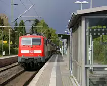 Ein Nachschuss von der 111 191 DB schiebt den RE4 aus Aachen-Hbf nach Dortmund-Hbf und kommt aus Richtung Aachen-Hbf,Aachen-Schanz,Aachen-West,Laurensberg,Richterich,Kohlscheid,Herzogenrath,Palenberg,Zweibrüggen,Frelenberg,Geilenkirchen,Süggerath,Lindern,Brachelen,Hückelhoven-Baal,Baal und hält in Erkelenz und fährt dann weiter in Richtung Herrath,Beckrath,Wickrath,Rheydt-Hbf,Mönchengladbach-Hbf. Aufgenommen vom Bahnsteig 1 in Erkelenz. 
Bei schönem Sonnenschein und Regenwolken am Nachmittag vom 25.4.2017.