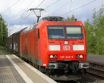 185 048-6 DB  kommt mit einem Audi-VW-Skoda-Zug aus Osnabrück nach Kortenberg-Goederen(B) und kommt aus Richtung Mönchengladbach-Hbf,Rheydt-Hbf,Wickrath,Beckrath,Herrath und fährt durch Erkelenz in Richtung Baal,Hückelhoven-Baal,Brachelen,Lindern,Süggerrath,Geilenkirchen,Frelenberg,Zweibrüggen,Übach-Palenberg,Rimburg,Finkenrath,Hofstadt,Herzogenrath, Kohlscheid,Richterich,Laurensberg,Aachen-West.
Aufgenommen vom Bahnsteig 1 in Erkelenz. 
Bei Sonnenschein und Regenwolken am Nachmittag vom 25.4.2017.