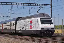 Re 460 044-1, mit der Gottardo 2016 Werbung, durchfährt den Bahnhof Muttenz. Die Aufnahme stammt vom 30.04.2017.