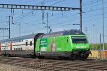 Re 460 080-5, mit der Migros Werbung, durchfährt den Bahnhof Muttenz. Die Aufnahme stammt vom 30.04.2017.